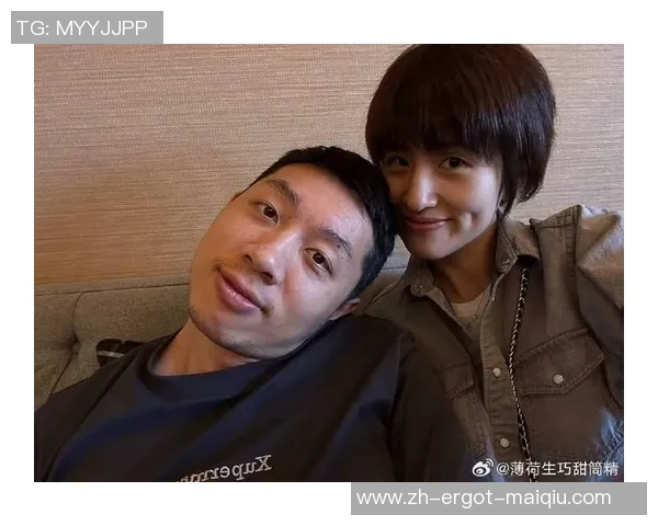 有爱!许昕一家四口逛举世影城,姚彦戴牛头帽许昕戴鹿角发饰反差萌